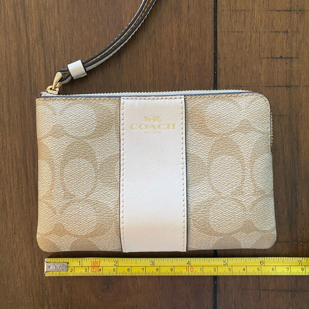 Coach Wristlet Beige & Cream signature print. Very nice condition
